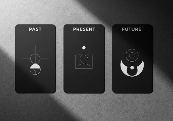 Visual susunan tarot tiga kad: Masa Lalu, Masa Kini, Masa Depan